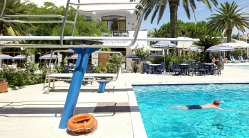 Schwimmbad mit Sprungbrett