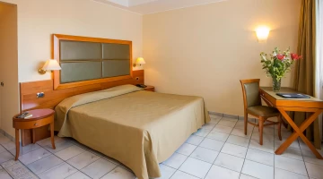 Schlafzimmer mit Doppelbett