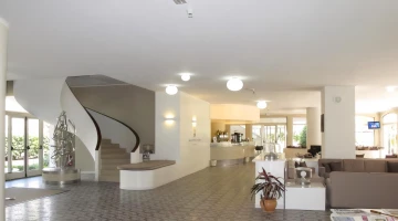Gemeinschaftsbereich mit Bar und Lounges