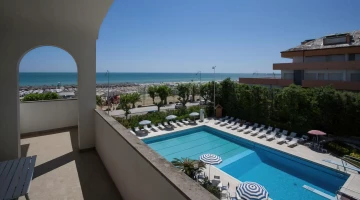 Blick auf den Pool vom Balkon eines Zimmers