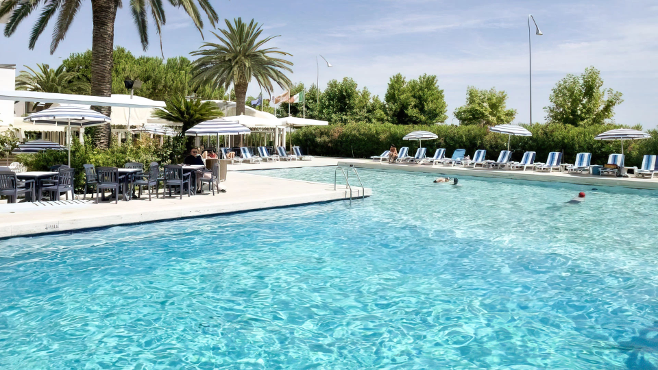 Schwimmbad mit Solarium