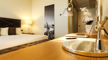 Double bedroom with desk