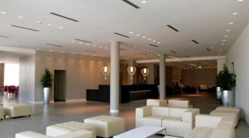 Halle mit interner Lounge