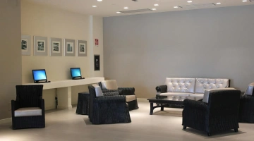 Interne Lounge mit PC-Arbeitsplätzen