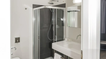 Privates Badezimmer mit Dusche