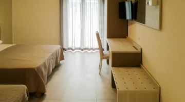 Dreibettzimmer mit TV und Balkon