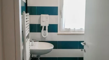 Privates Badezimmer mit an der Wand befestigtem Haartrockner