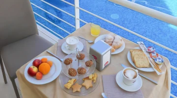 Frühstück am Pool serviert