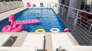 Schwimmbad mit Solarium