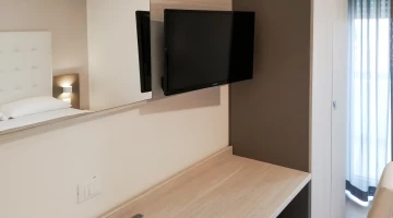Zimmer mit TV und Schreibtisch