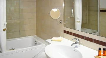 Privates Badezimmer mit Badewanne und Dusche