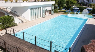 Schwimmbad mit Solarium