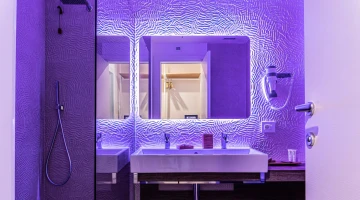 Privates Badezimmer mit Duschkabine in der Villa Suite