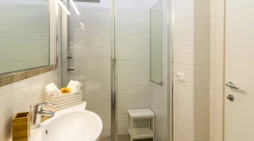 Privates Badezimmer mit Duschkabine