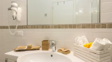 Eigenes Badezimmer mit an der Wand befestigtem Haartrockner