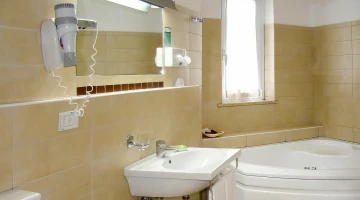 Privates Badezimmer mit Badewanne und Dusche
