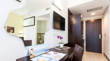 Doppelzimmer mit TV und Schreibtisch