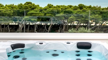 Whirlpool auf der Terrasse in der Panorama Loft Suite