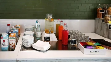 Frühstücksbuffet mit Getränken und Müsli