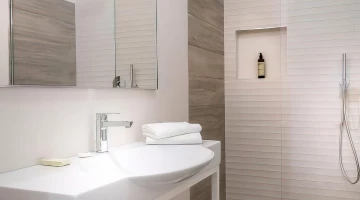 Privates Badezimmer mit Duschkabine