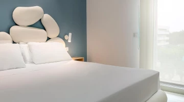 Schlafzimmer mit Doppelbett