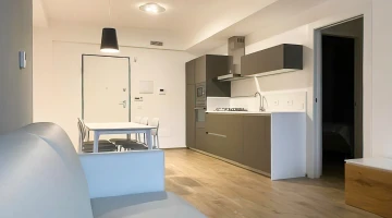 Wohnzimmer mit ausgestatteter Küche