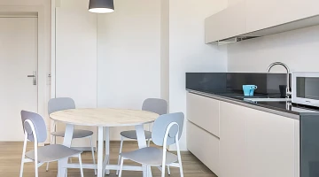 Wohnzimmer mit ausgestatteter Küche