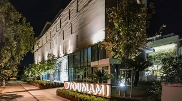 Hotelfassade bei Nacht