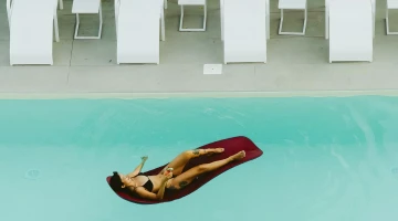 Swimming pool with solarium