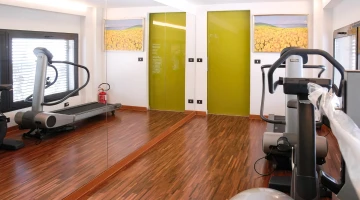 Salle de sport avec équipements Technogym