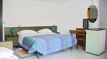 Chambre triple avec bureau