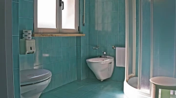Salle de bain privée avec cabine de douche