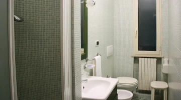 Salle de bain avec cabine de douche