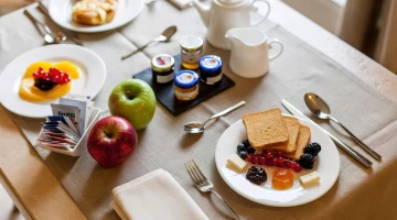 Petit déjeuner servi à table