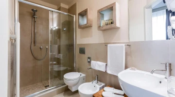 Salle de bain privée avec cabine de douche