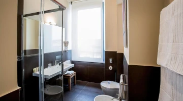 Salle de bain privative avec cabine de douche et sèche-cheveux mural