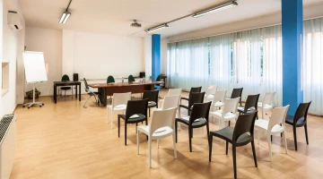 Salle de réunion aménagée en style théâtre