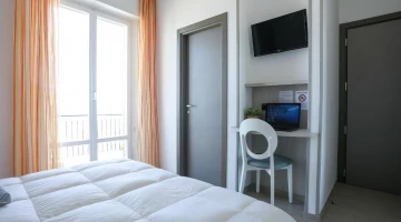 Double room with TV and desk