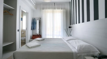 Double room with balcony and private bathroom