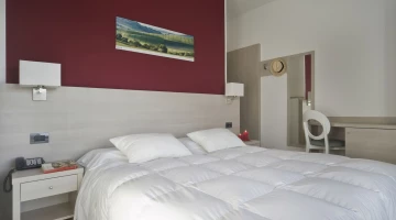 Double room with telephone and desk