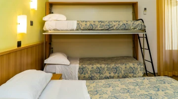 Chambre quadruple avec lits superposés