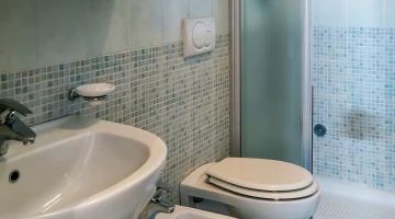 Salle de bain privée avec cabine de douche