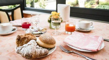 Petit déjeuner servi à table