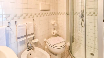 Privates Badezimmer mit Duschkabine