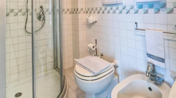 Privates Badezimmer mit Duschkabine