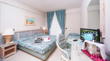 Dreibettzimmer mit Schreibtisch