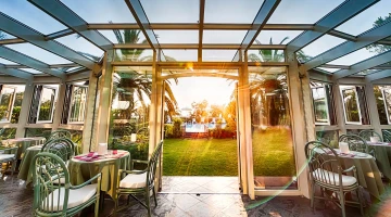 Frühstück wird auf der Veranda serviert