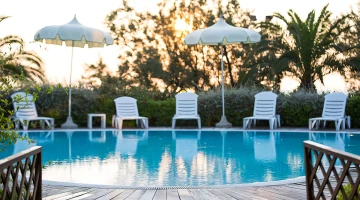 Schwimmbad mit Sonnenschirmen und Liegestühlen