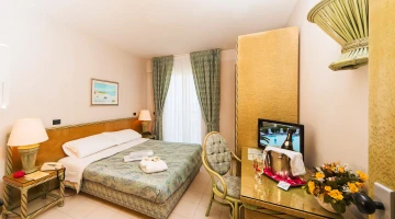 Doppelzimmer mit TV und Schreibtisch
