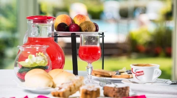 Frisches Obst und Säfte zum Frühstück